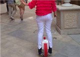 �����ں���·����һ��Ů��(������993)