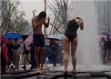 ������Ů�ڹ㳡��Ȫϴ��(������589)