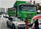 ���¶����˴�ľ���г�·��ײ��(������432)